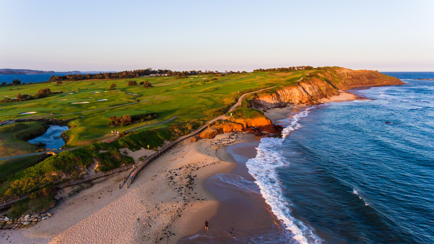 Long Reef Golf Club, clifftop fairway above the Pacific at Collaroy on Sydney's Northern Beaches, Australia