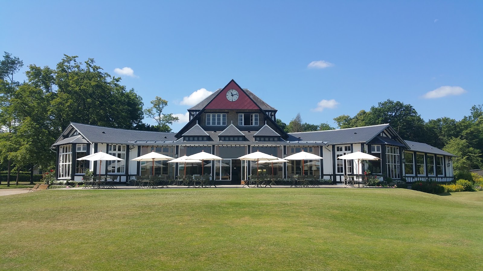 Golf de Chantilly Vineuil course, forested fairways and classical bunkering in the Oise north of Paris, France