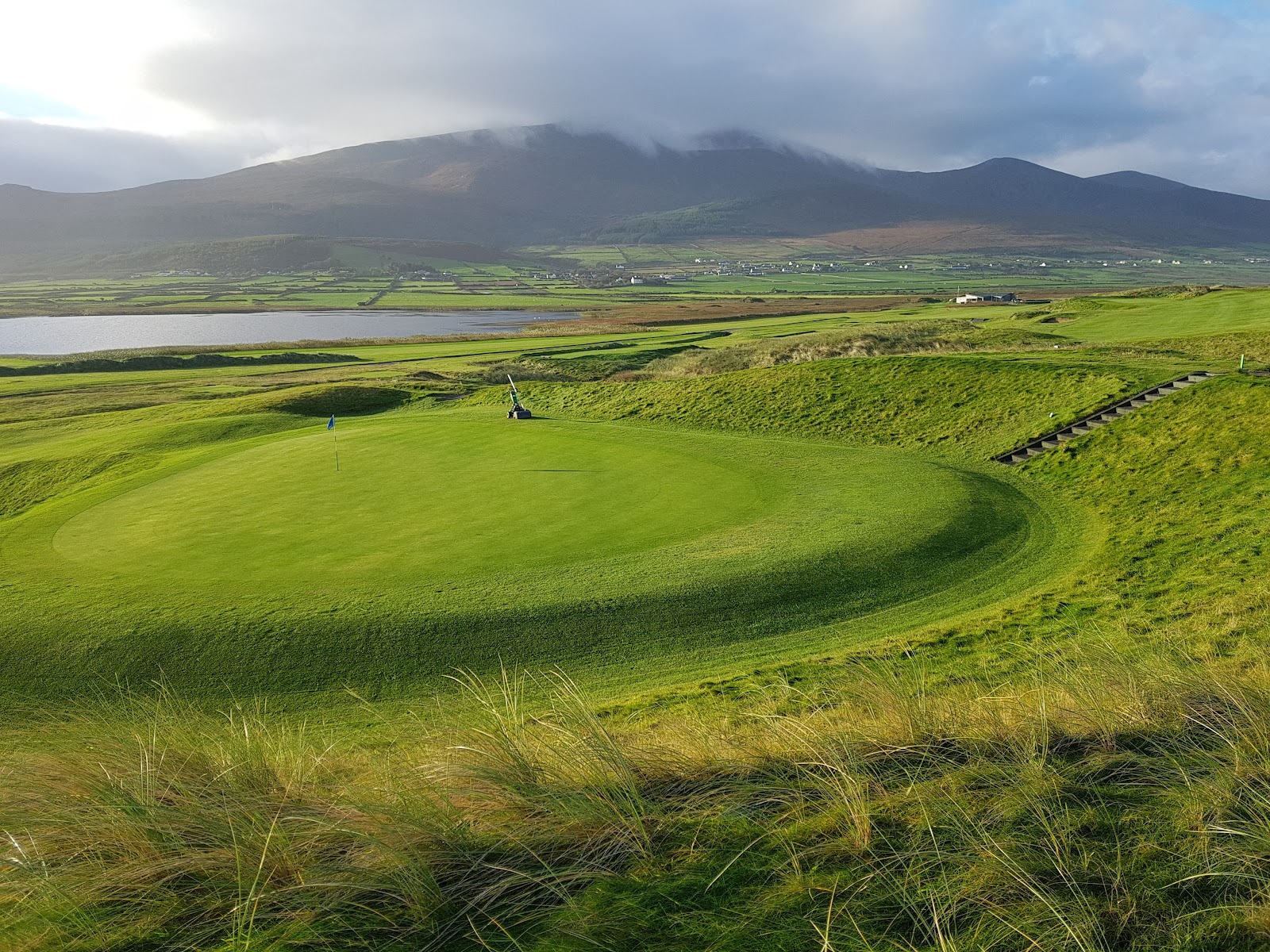Castlegregory Golf Links, links fairway between Lough Gill and Brandon Bay under Mount Brandon, Dingle Peninsula, Ireland