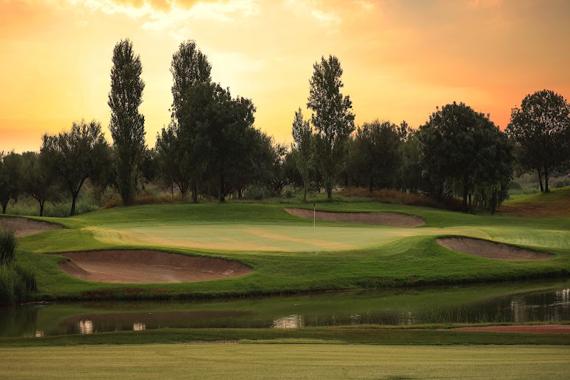 Infinitum Golf Lakes course, Greg Norman design around the wetlands at La Pineda